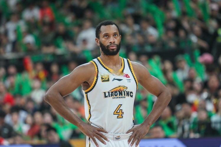 状态火热!上海外援古德温首节8中7砍下19分3板2助