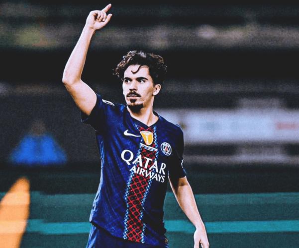 欧冠淘汰赛传球成功130+且成功率超95%,近10年仅维蒂尼亚做到