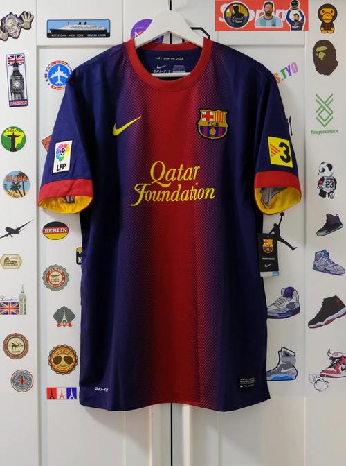 巴萨新赛季主场球衣曝光，设计致敬翻新后的诺坎普球场