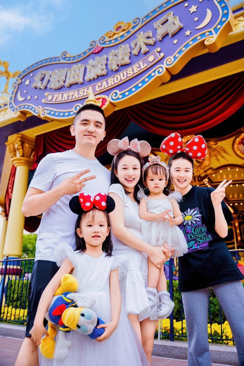 国安外援法比奥今日更新社媒，晒出上周一家人游玩迪士尼乐园视频