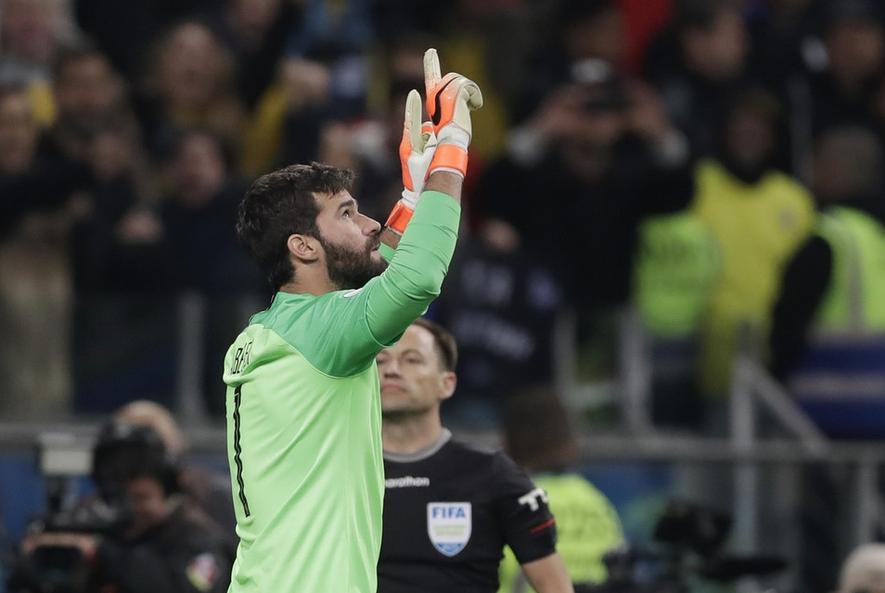 亨利谈库巴西红牌:裁判草率了这并非绝对机会,黄牌合适