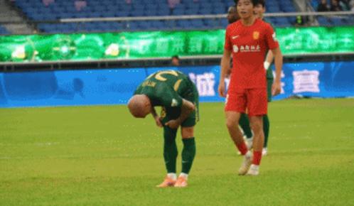 李璇:感觉中足联放了李镇全被罚的风,觉得事态不对又收回了罚单