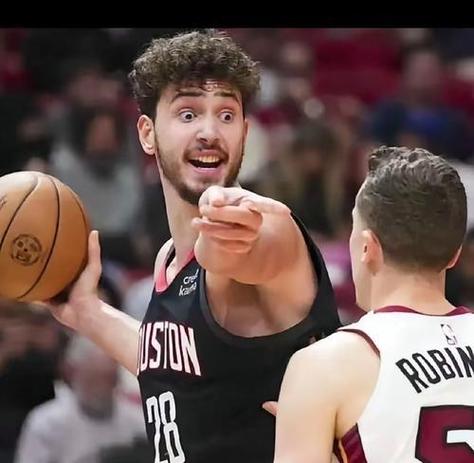 申京:我持球时 阿门竟然让防守他的球员来协防我 这也太离谱了