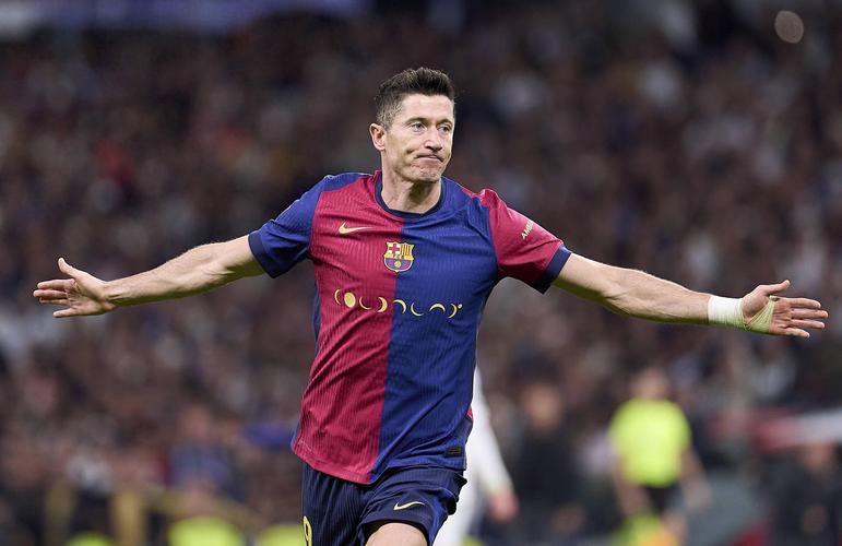 TA:巴萨对阿尔瓦雷斯感兴趣不是秘密,球员今夏或面临抉择