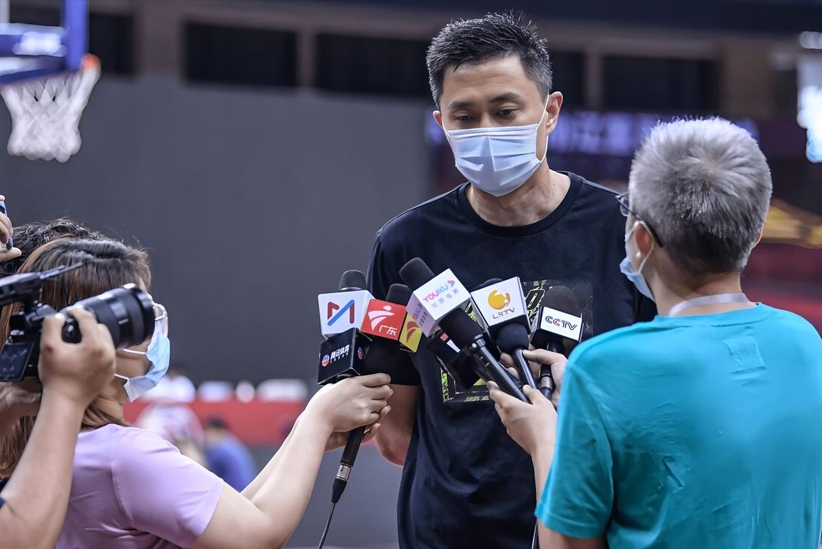 新民晚报:锁定常规赛前两名后,上海男篮还有目标?