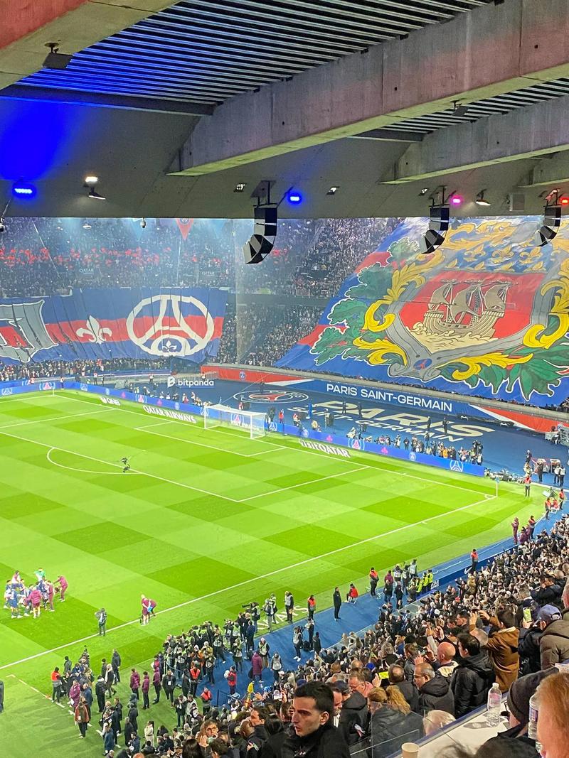 巴黎Tifo展示绿巨人撕碎利物浦队徽 利物浦球迷被压制得鸦雀无声