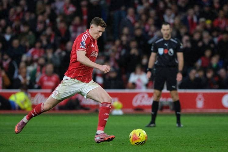 英媒:森林准备好世界杯前收到安德森报价,他是曼联曼城引援首选