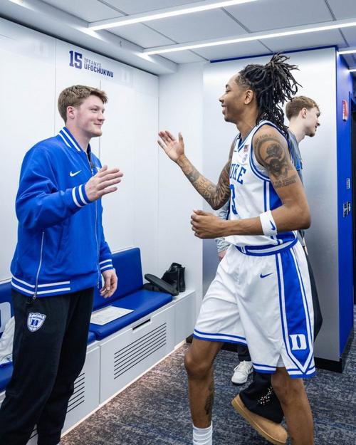 帽了老队友还拿人家东西~马卢阿奇赛后展示弗拉格送给自己的球衣