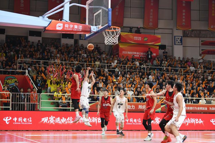 宁波男篮现场观众向主队球队席投掷烟盒杂物 被核减联赛经费3万