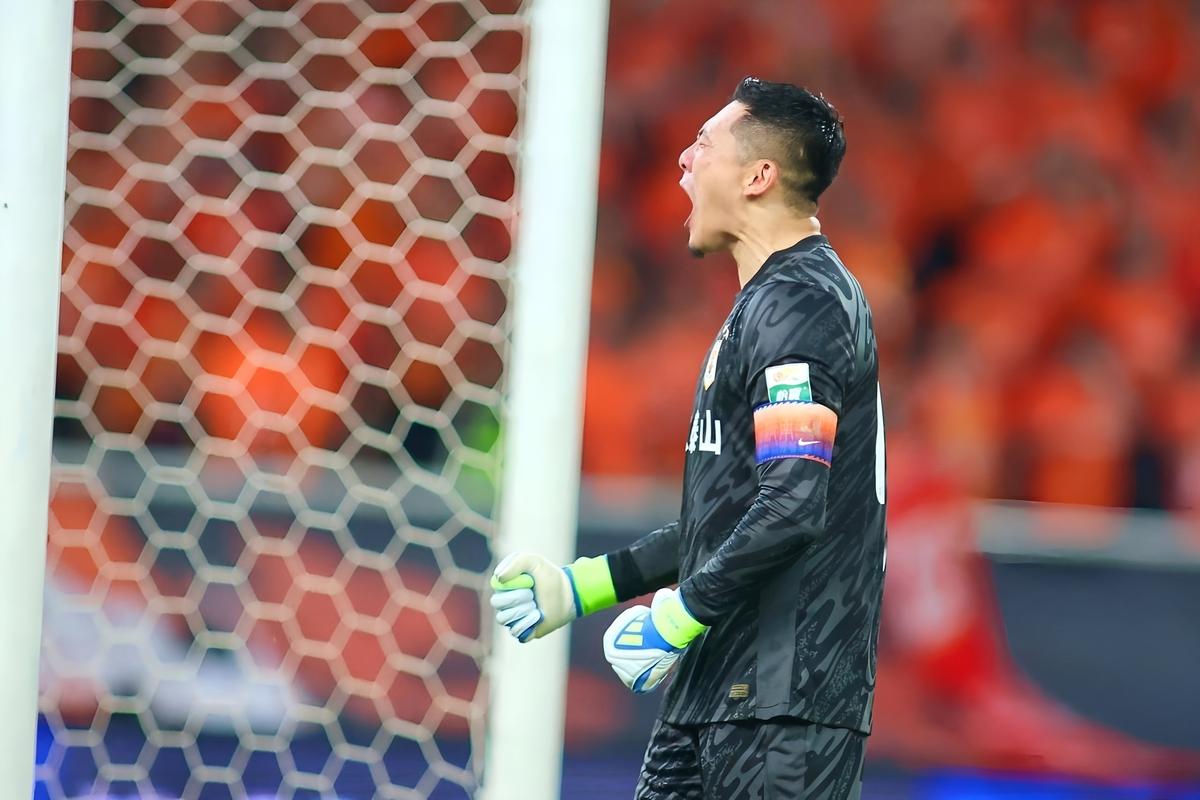 世体:门将摆球并用脚踢出后比赛即恢复,球员再用手触球属于犯规