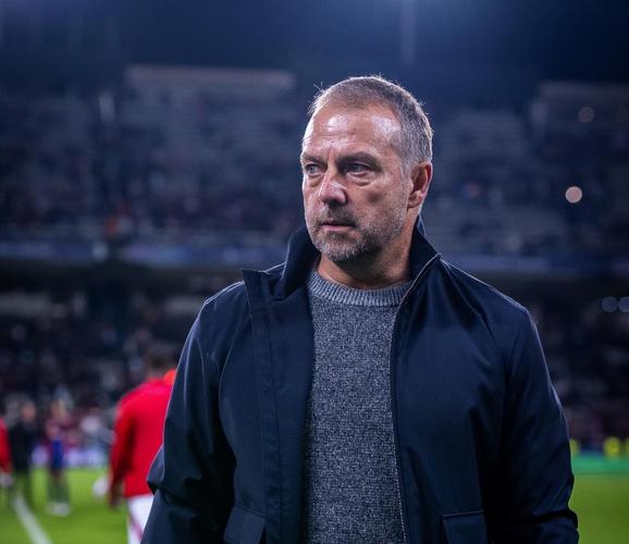 马卡报：弗里克防线后撤的战术并不成功，10人应战时巴萨更出色