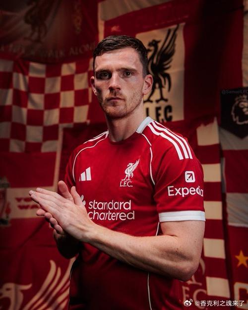 红军双翼!阿诺德社媒晒同罗伯逊捧起英超奖杯合照:永远的传奇