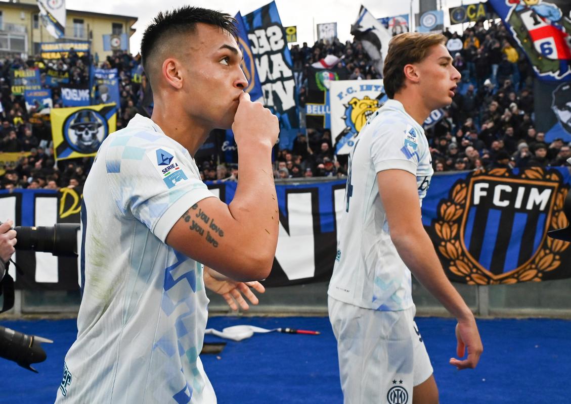 世体：加泰德比和欧冠次回合接踵而至，巴萨中场人员安排捉襟见肘