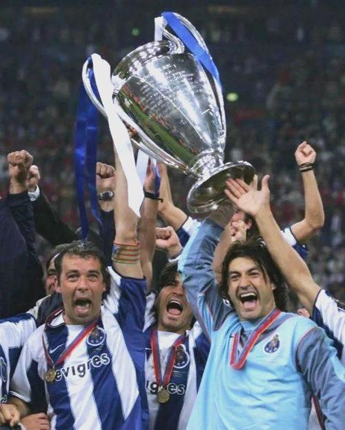 逆天乌龙！波尔图20岁小将中场附近回传，科斯塔回追不及酿成乌龙