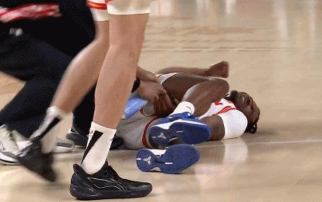 媒体人:约翰逊受伤 死球条件出现还不吹停比赛 裁判简直太离谱了