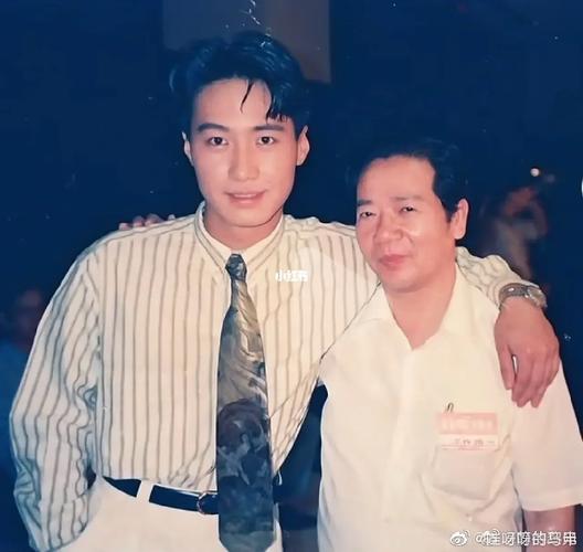 追星成功！同曦球员祝铭震晒与杰曼·科尔的合照：✌