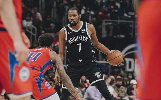 忙里偷闲！阿莱格里现场观看欧篮联比赛，获赠定制球衣