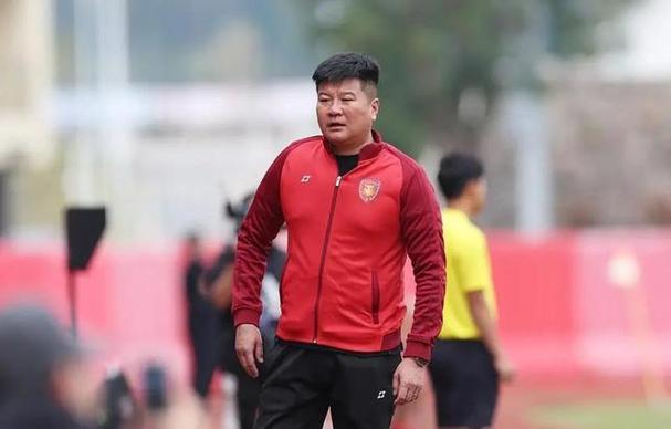 辽宁铁人与11家企业签署合作协议,李金羽:脚踏实地适应中超竞争