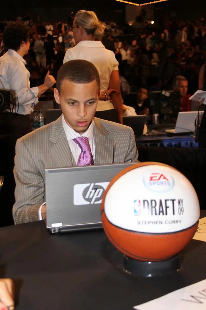 詹姆斯笑谈库里穿詹10:从珍藏柜里拿出来的吧 他生涯早期就穿过