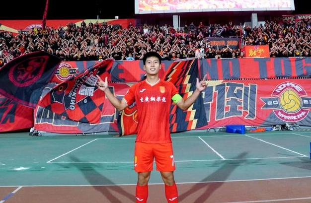 足球❌音乐！铜梁龙本轮赛前，威尔、周梓倩等人担任开场秀歌手