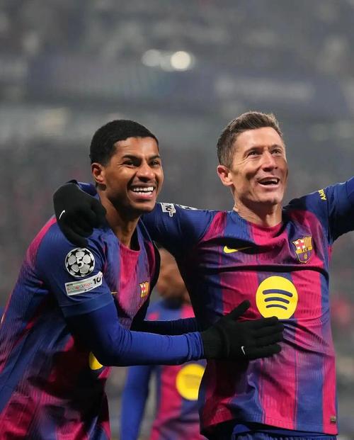 塞尔电台:莱万首选不是留队,巴萨对他缺乏重视令他感到不满