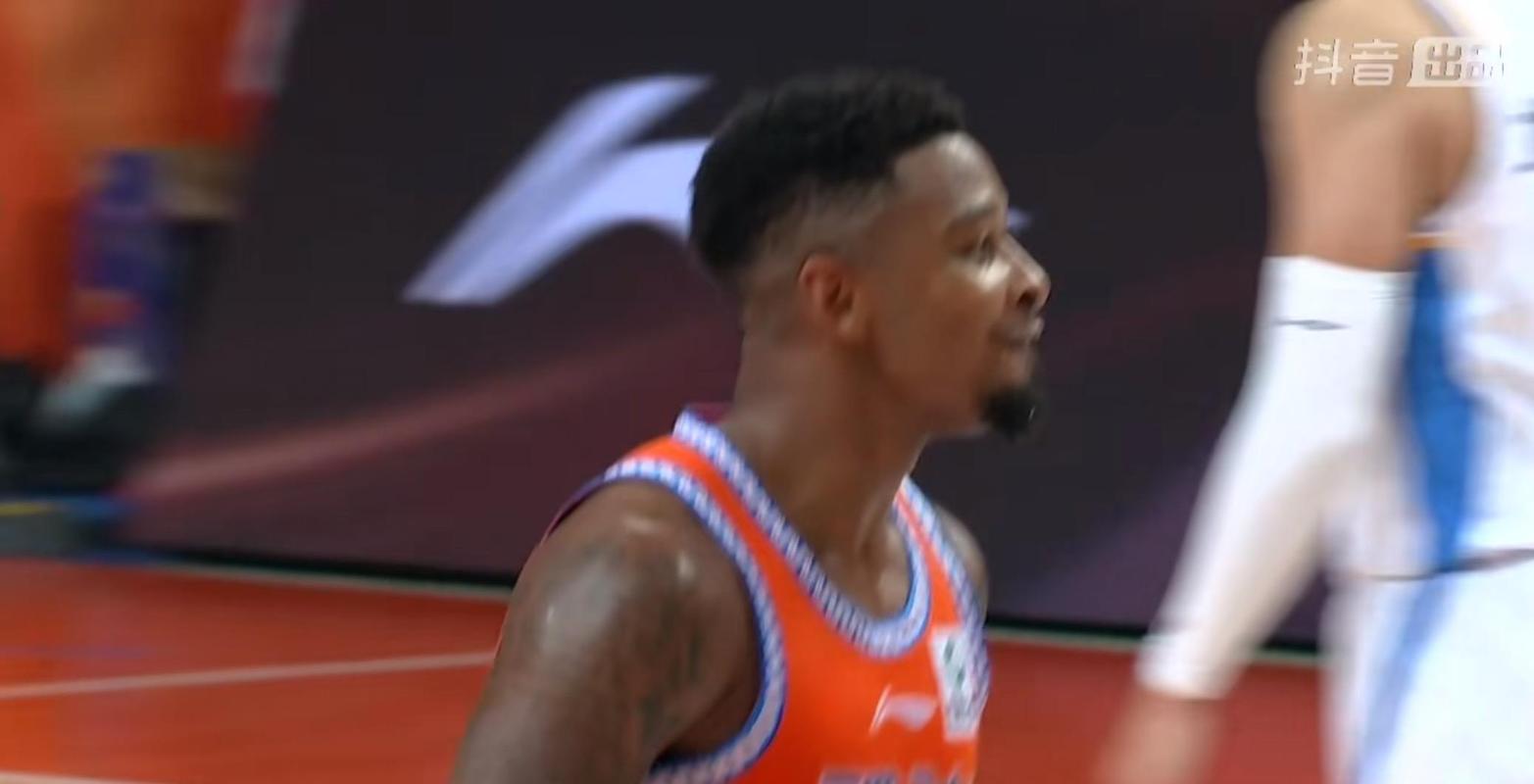 真是挡不住!皮特森首节9分钟 各种不讲理三分轰下15分3助2断