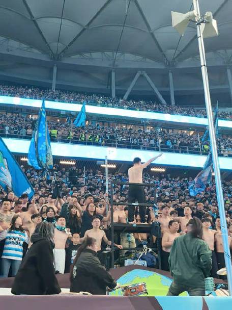 三连胜!大连英博众将士与球迷激情庆祝,梭鱼湾唱响“莎啦啦”