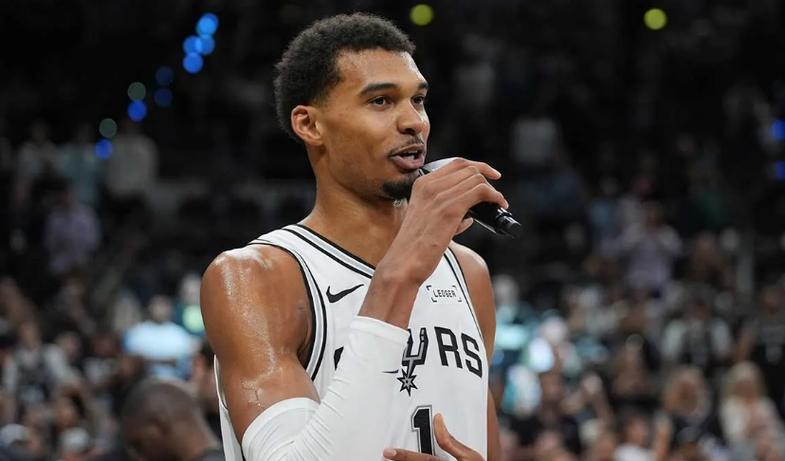 李沂泽此前热身赛战斧隔扣+三分神准！网友惊呼库里+威少结合体！