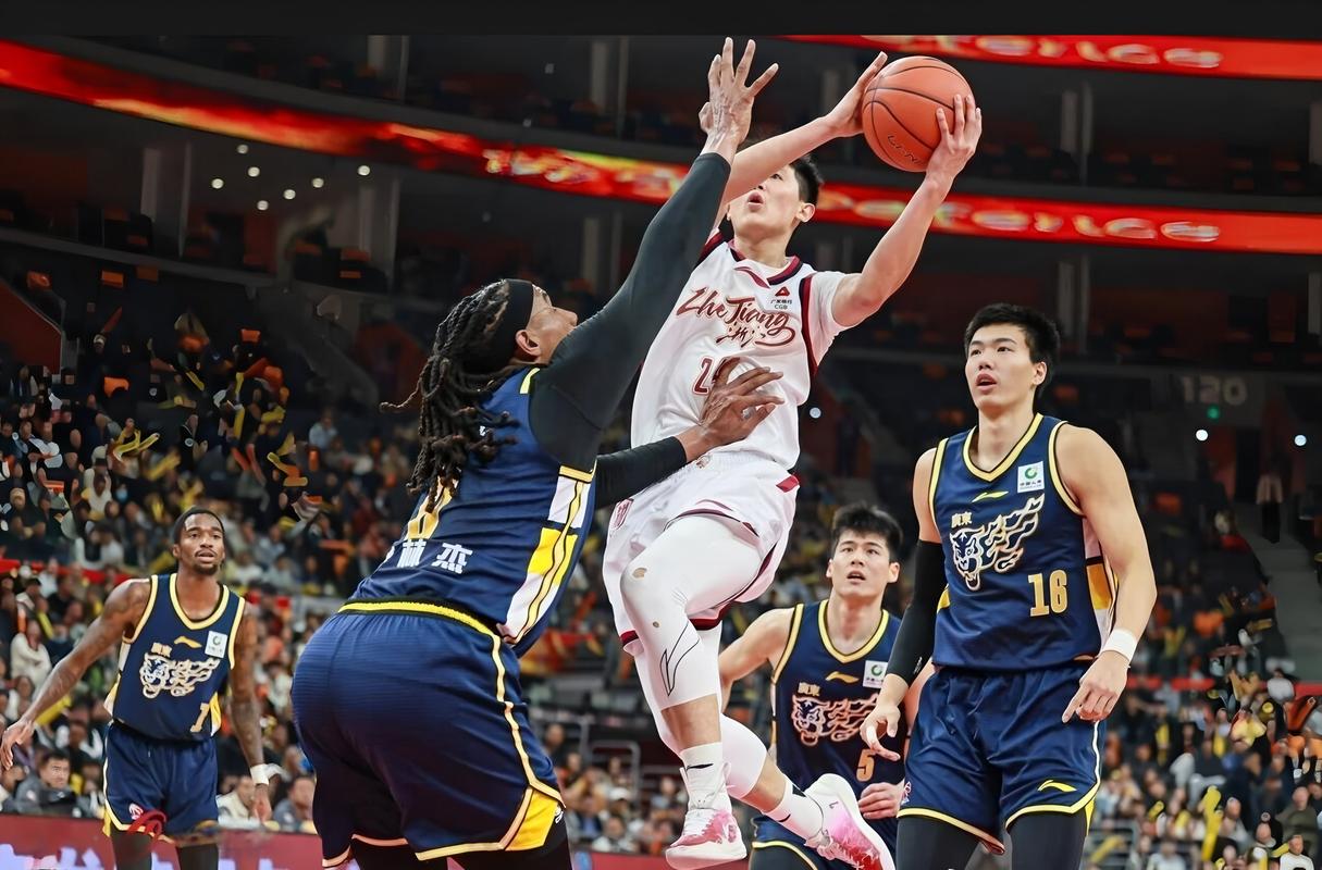 记者:青岛这两场和辽粤打了3个加时 打到最后绝大多数球员没劲了