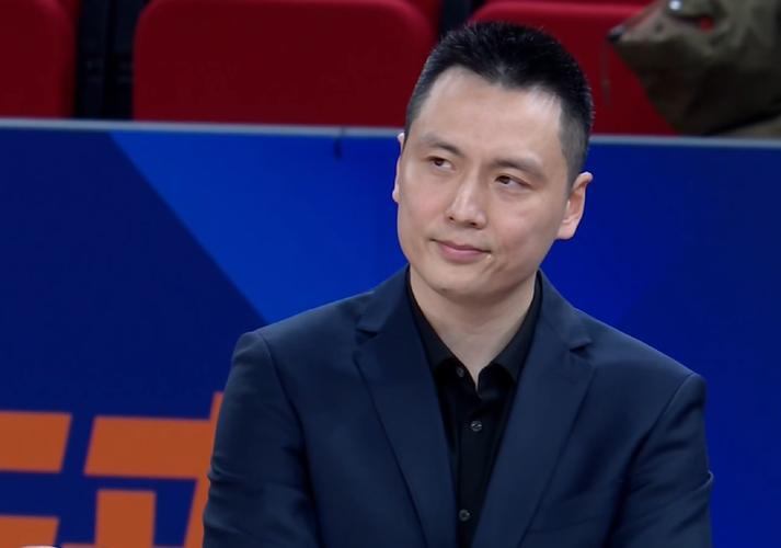 洛夫顿手指戳伤提前离场!卢伟:还不清楚情况 需要进一步检查