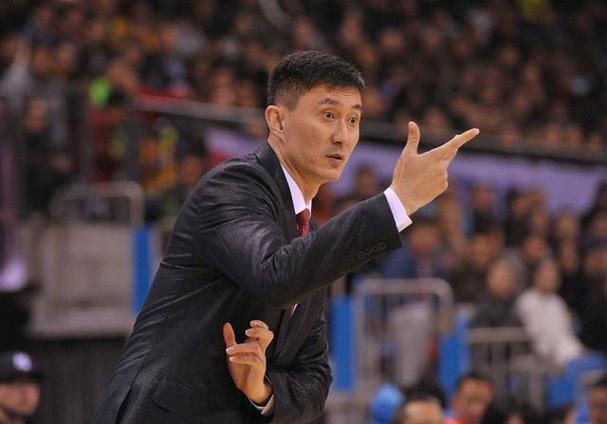 杜锋：队伍现在很困难 今天小徐和小胡身体都不好 他们都在坚持