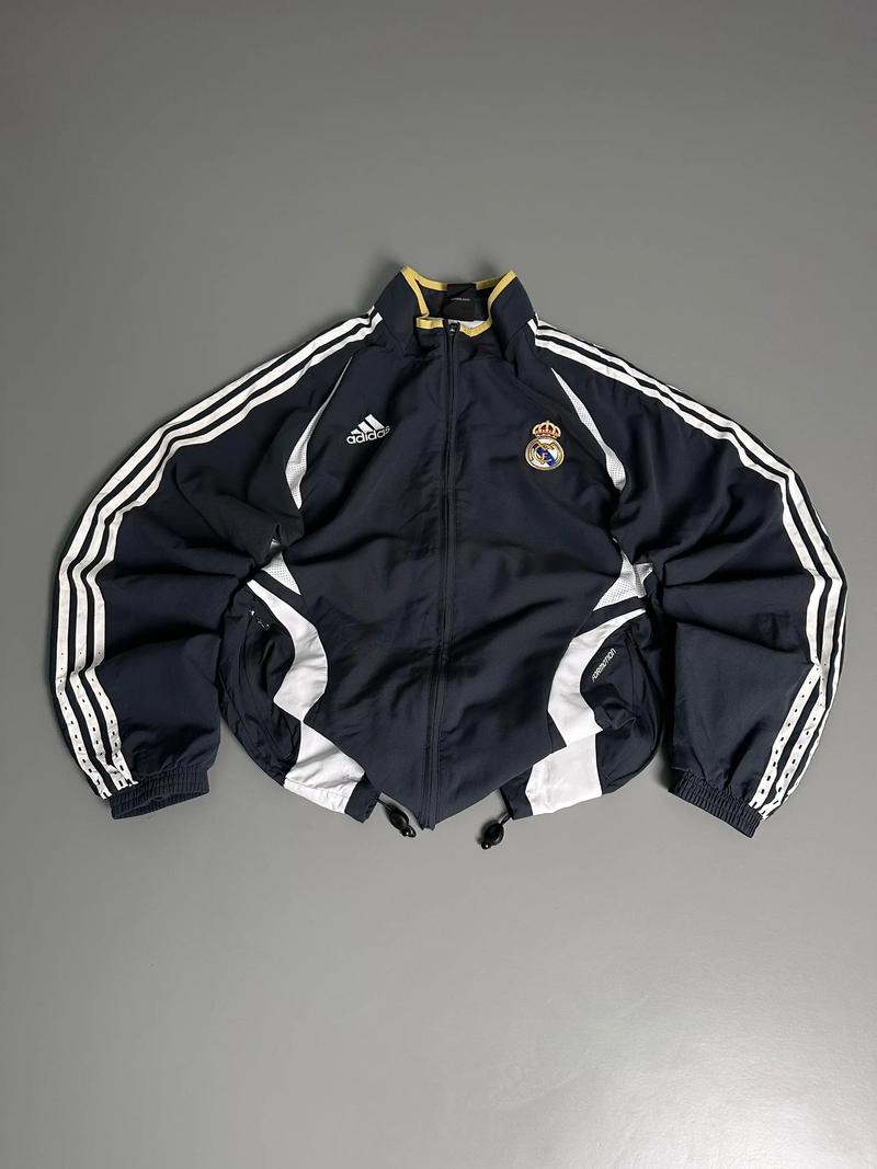 穿越!皇马穿90年代夹克,赫罗纳穿91年球衣,转播也采用复古风格