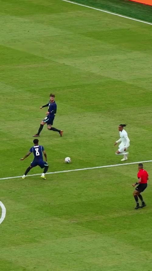 记者：姆巴佩突破被吹犯规将球踢向倒地球员，他因此恶劣举动染黄