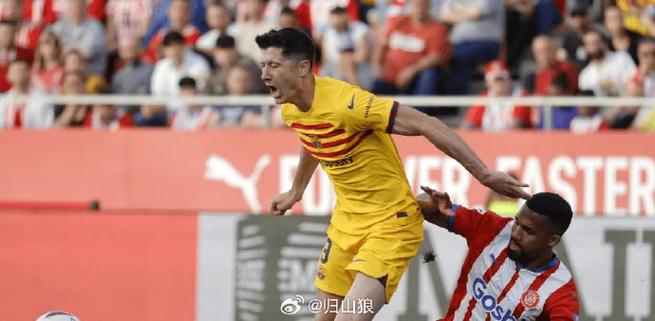 世体:莱万已经收到巴萨的续约报价,他将在四月底做出最终决定