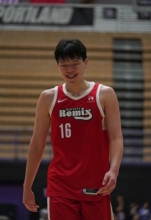 拓媒：杨瀚森在G联盟是进攻核心但在NBA不是 这限制了他的发挥