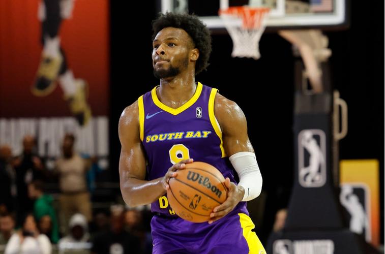 夸梅:布朗尼不懂基本的防守 被人一突就过 别再和老詹练投篮了