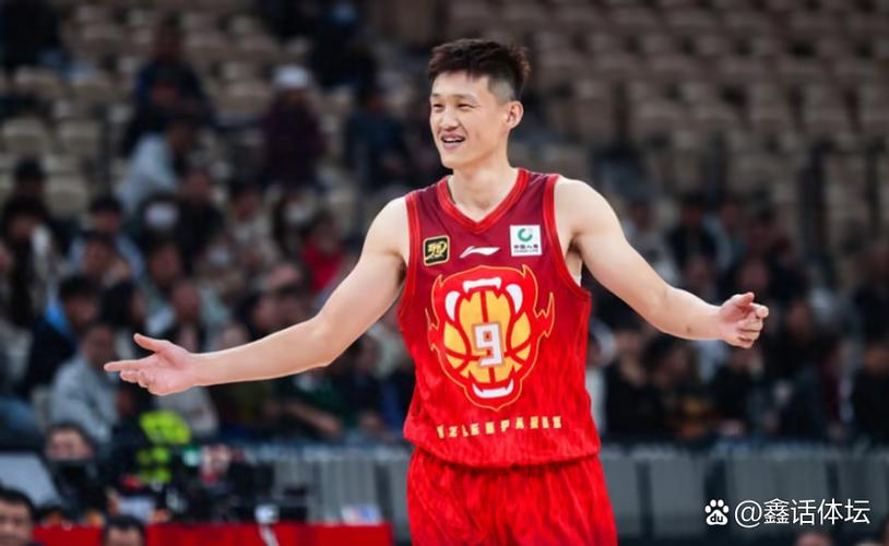 周鹏因拉伤将缺席今日对阵江苏比赛!生涯第800场里程碑将推迟