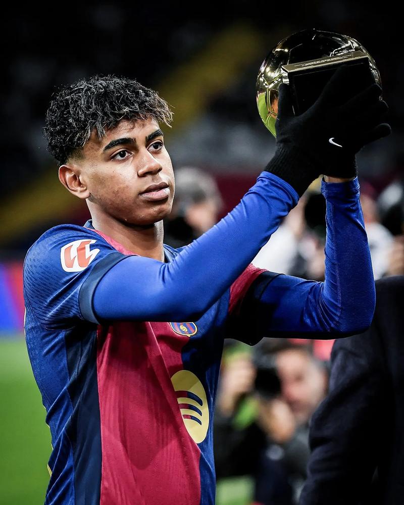 闪耀德比！亚马尔社媒晒庆祝照：接受现实吧，巴塞罗那是红蓝色的