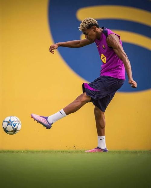 弗里克:2-1后形势变化导致亚马尔踢满全场 联赛冠军还没有定论