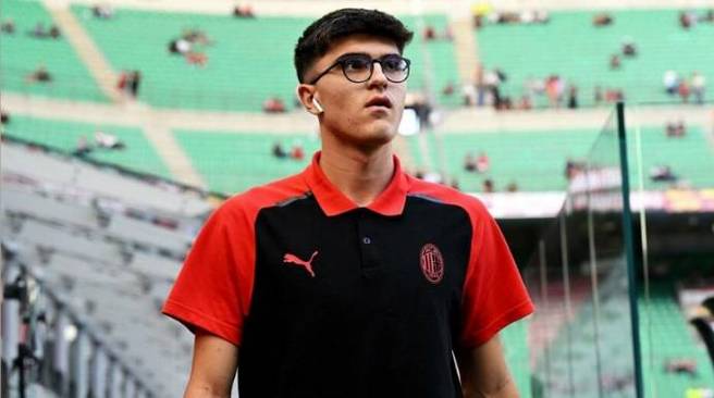 意天空：一名小球童被圣西罗气氛吓坏，巴尔泰萨吉抱着她表示安慰