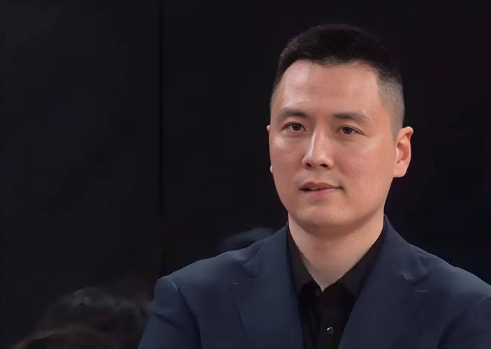 许利民和卢伟寒暄：你们现在太猛了 拿第一了啊