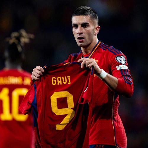 每体称赞加维：本赛季首次首发表现出彩，已经完成蜕变