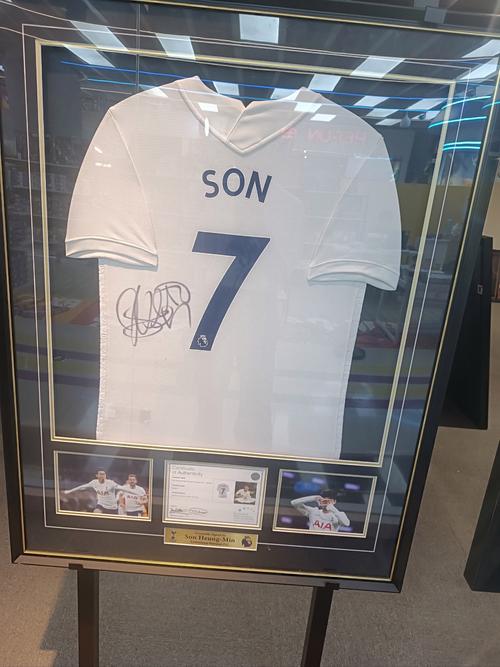 实力宠粉！申花新外援盖伊赛场外给球迷签名，5场贡献2球1助攻