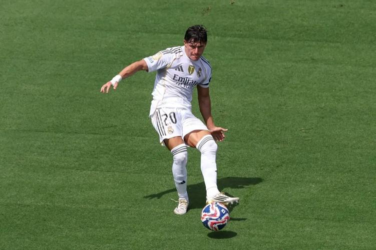 塞尔电台批卡马文加：出球不够精准，逼抢慢半拍，进攻端几乎隐形