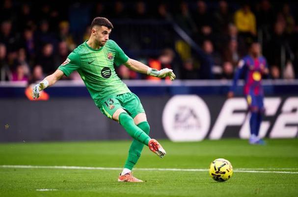 支持+认可！巴萨球迷德比战中高唱“霍安·加西亚来自拉玛西亚”