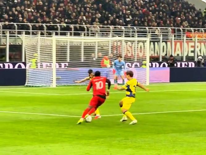 喜感莱奥不服判罚朝裁判鼓掌,裁判掏黄牌后同样鼓掌回应