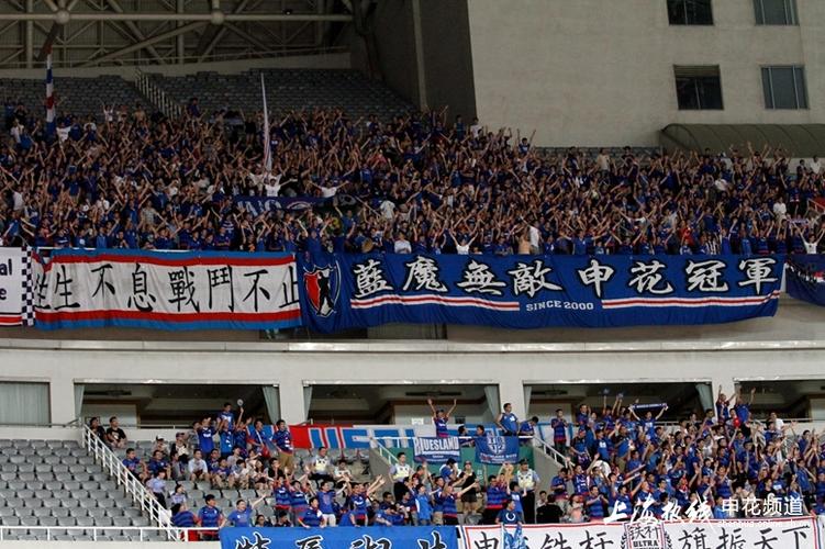 申城德比战前,申花特邀上海南耀、上海卿少年小球员们走进体育场