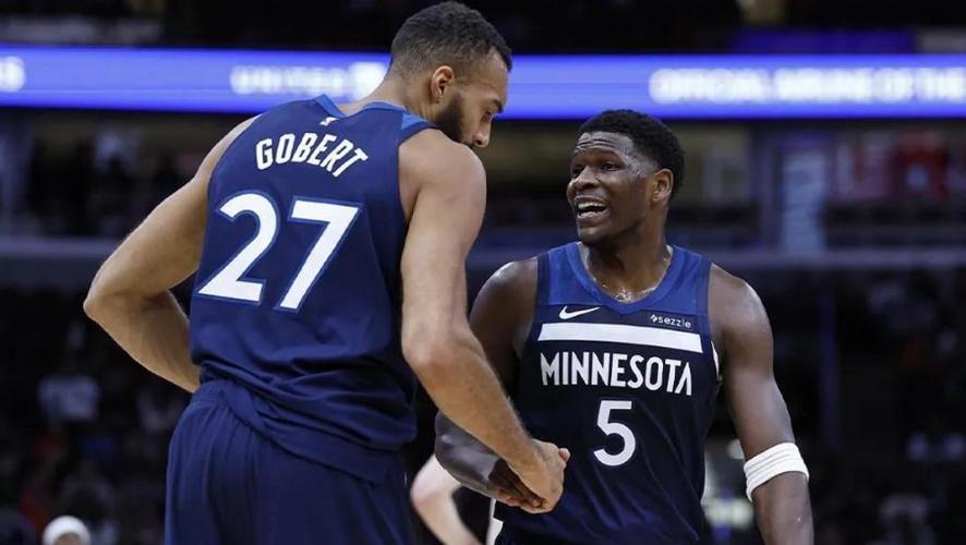 戈贝尔谈自己和文班一样爱下国际象棋 爱德华兹：我才不下呢！