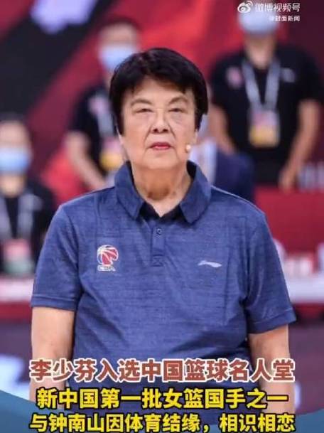 郑薇代名人堂向李少芬前辈呈送名人西装 来听听李少芬前辈的感受