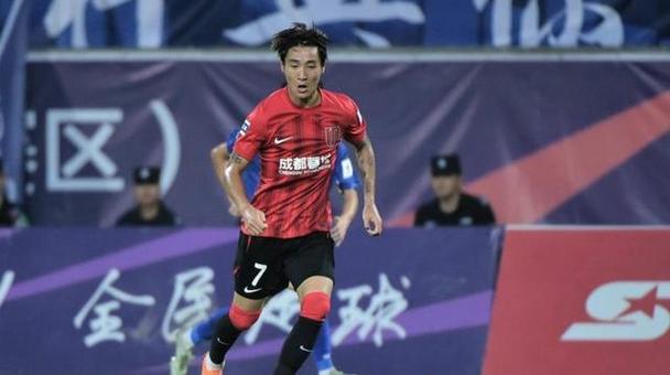 非常不满！韦世豪被放倒裁判未吹，随后起身铲倒恩科洛洛染黄